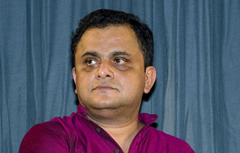 এই সময়ের বিকল্প  সত্য ও বিকল্প রাজনৈতিক চেতনার নাট্যকার <br /> হিন্দোল ভট্টাচার্য